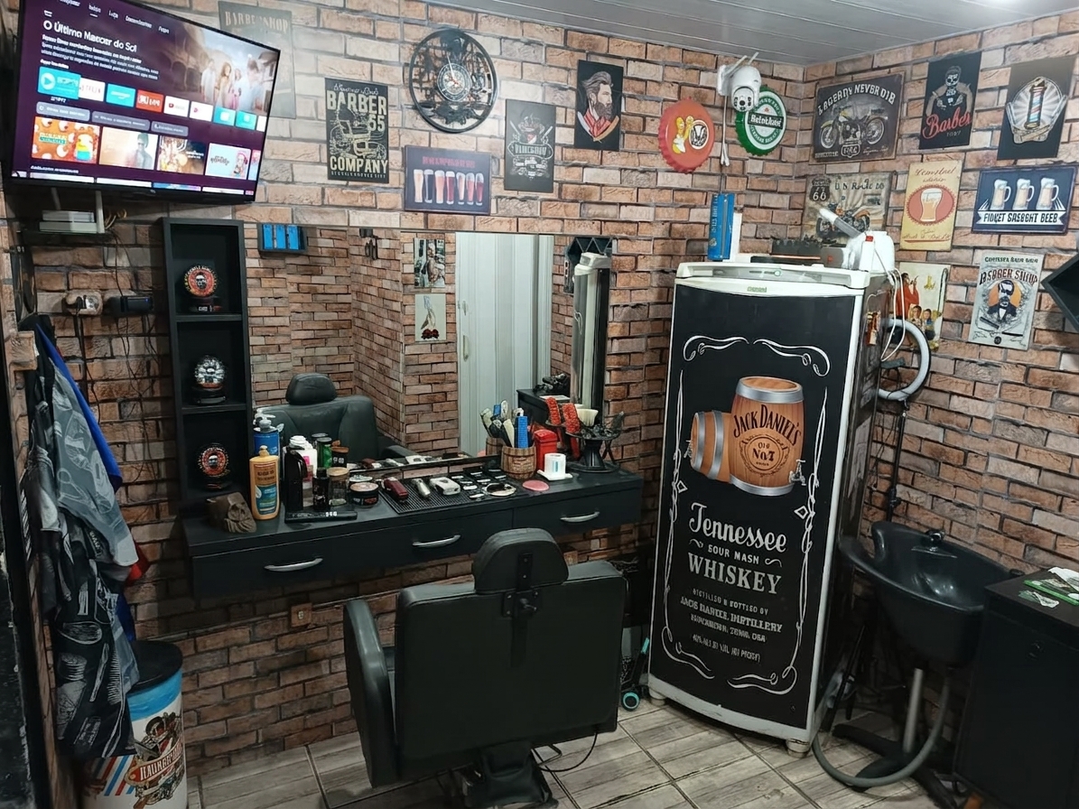 Estação de barbeiro com espelho, cadeira preta, TV e geladeira temática na 1984 Barbershop