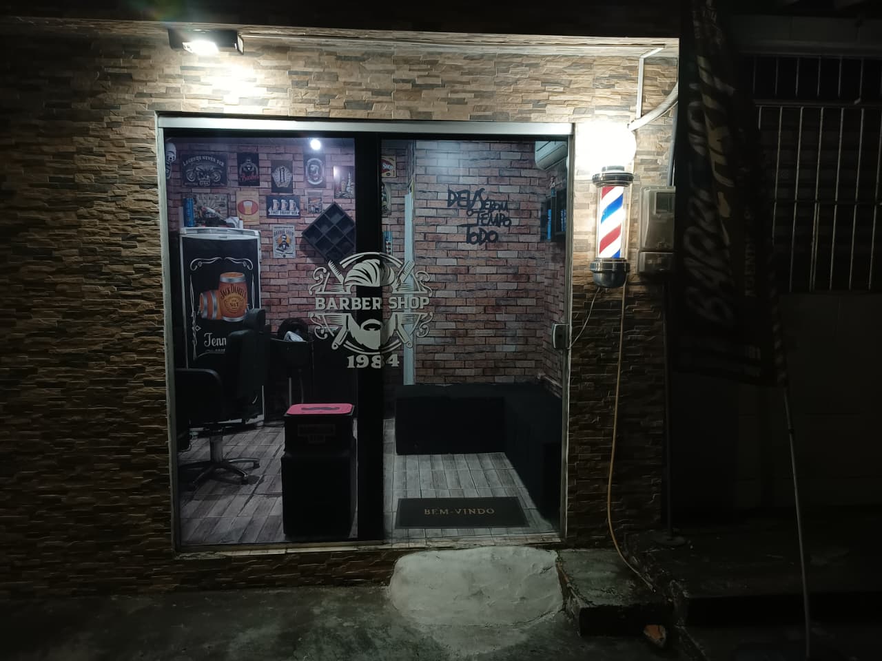 Fachada iluminada da 1984 Barbershop à noite